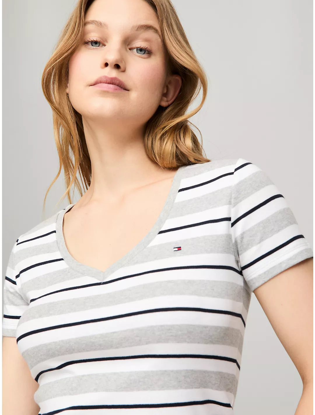 Tommy Hilfiger Playera a rayas con escote en V