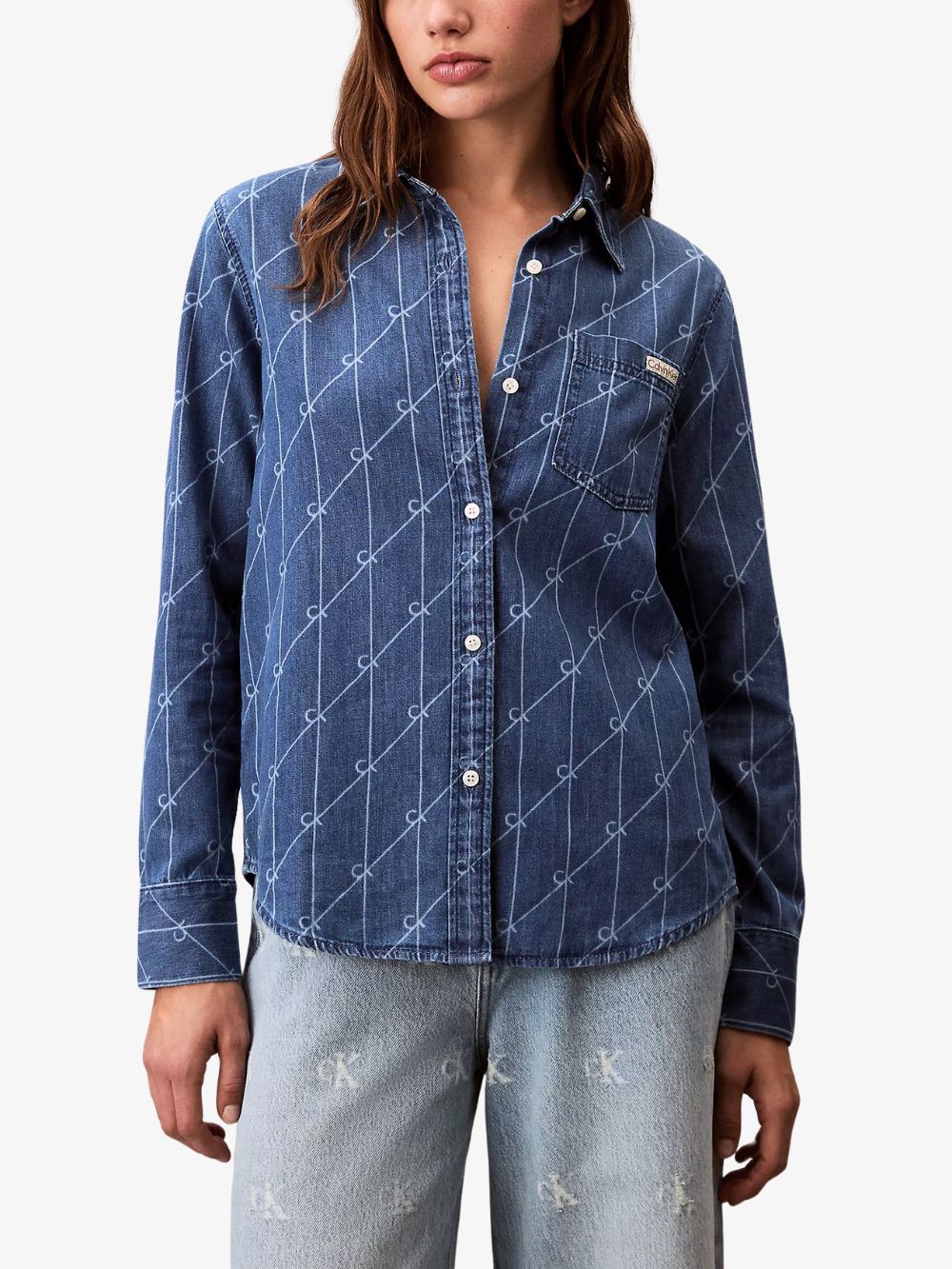 Blusa de mezclilla con logos