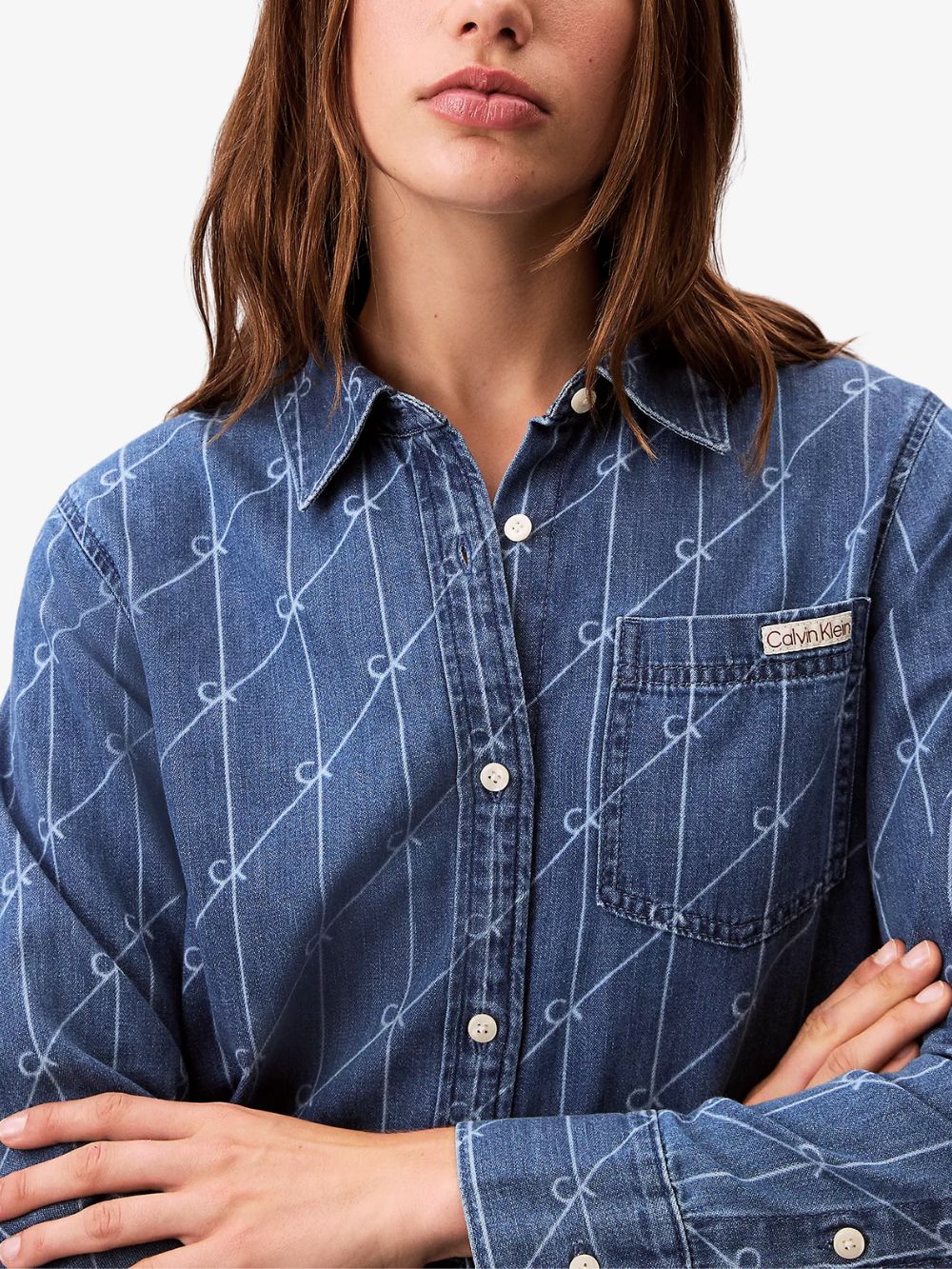 Blusa de mezclilla con logos