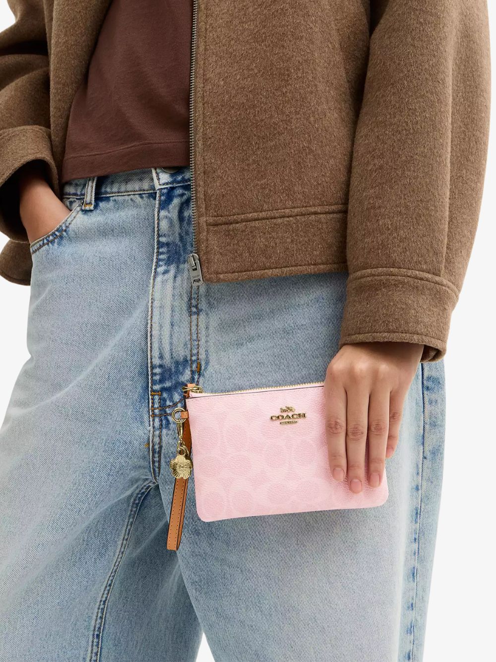 Wristlet con monograma con charms