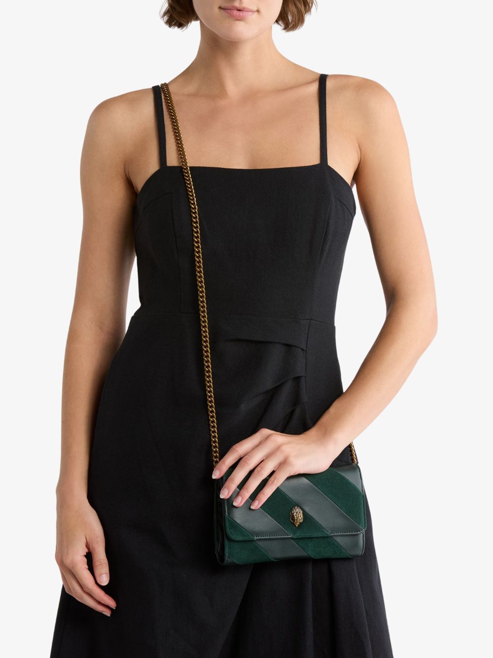 Cartera en piel con cadena Soho verde