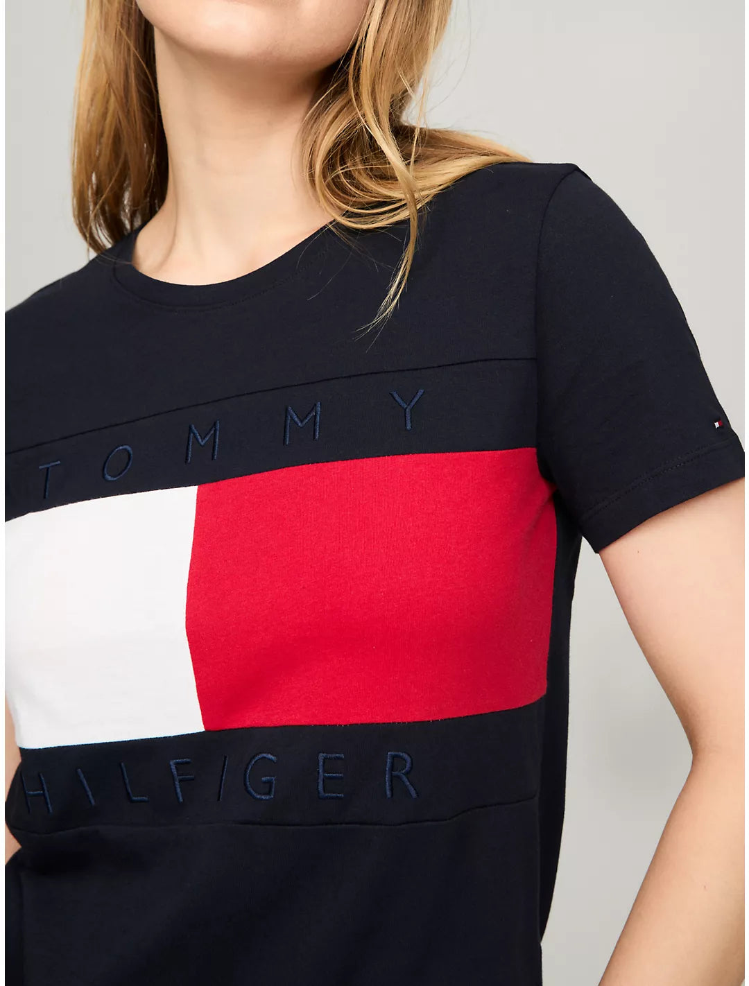 Tommy Hilfiger cuello redondo con logotipo de bandera destacado