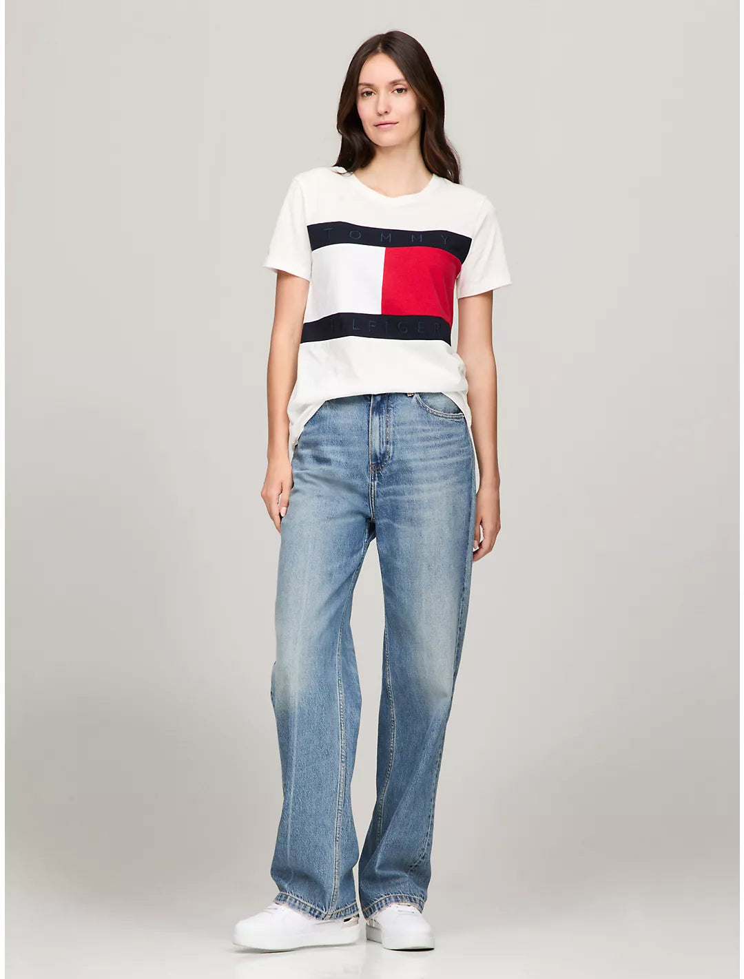 Tommy Hilfiger cuello redondo con logotipo de bandera destacado