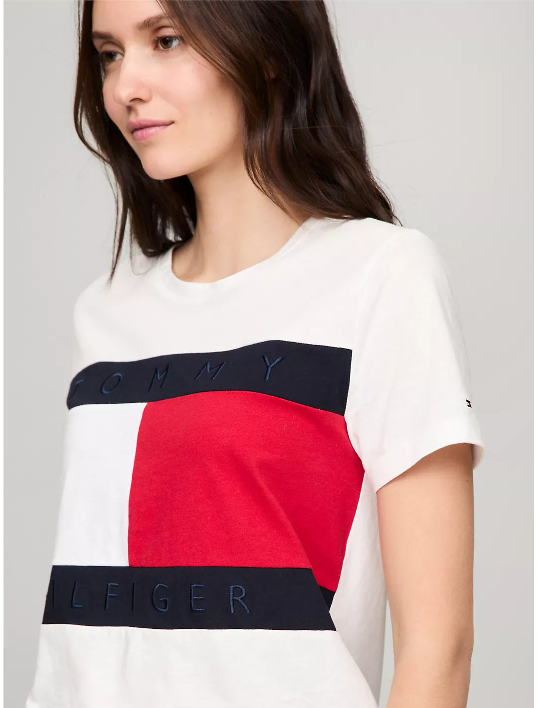 Tommy Hilfiger cuello redondo con logotipo de bandera destacado