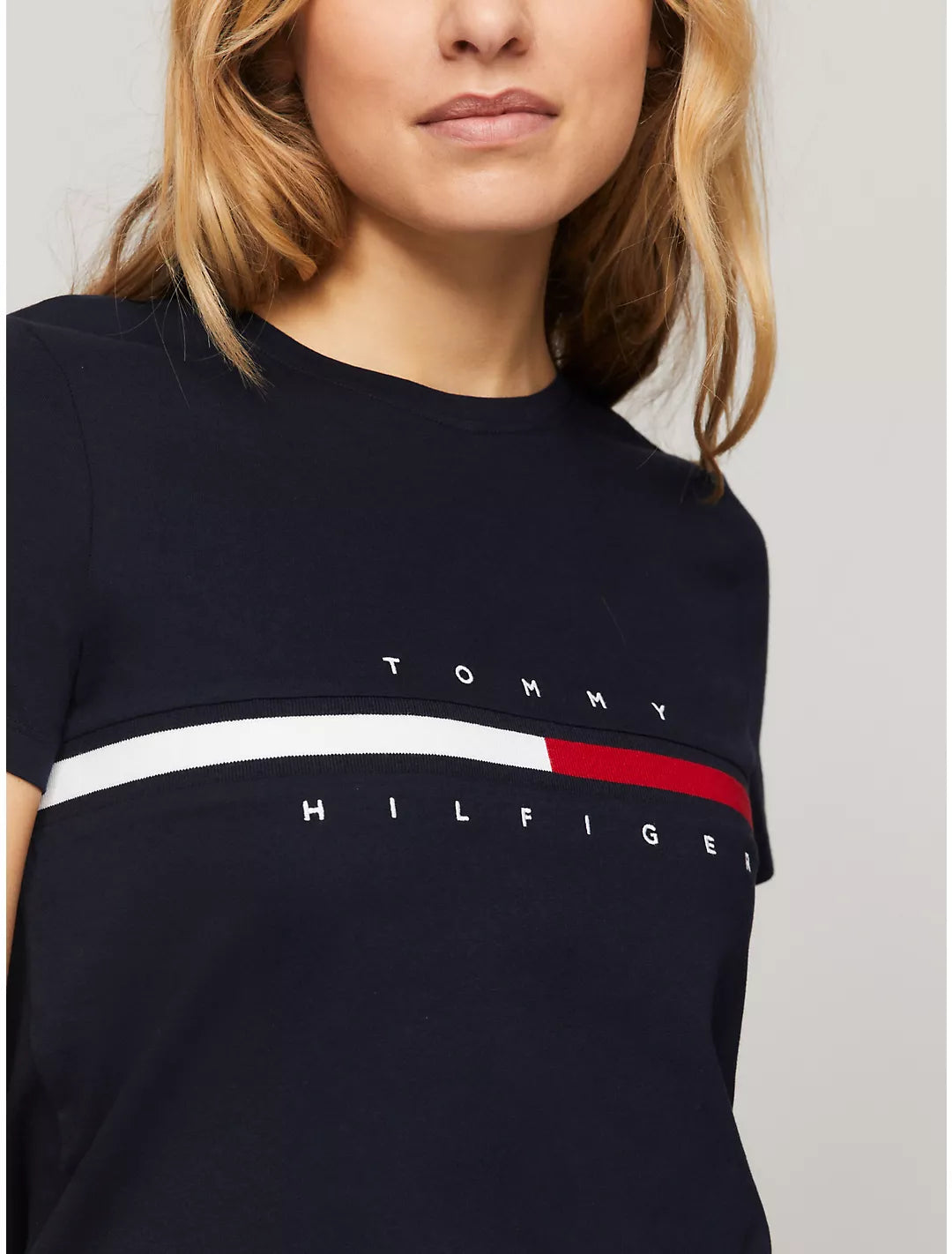 Tommy Hilfiger Playera con logo de rayas bordadas