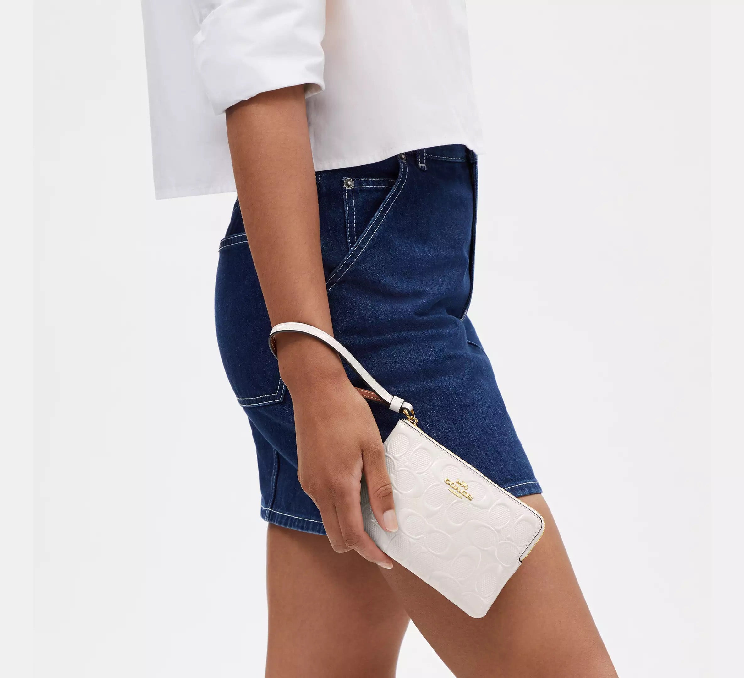 Coach Wristlet con monograma en relieve